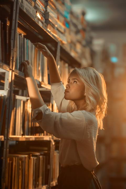 Ensaio fotografico na biblioteca e livraria com livros'