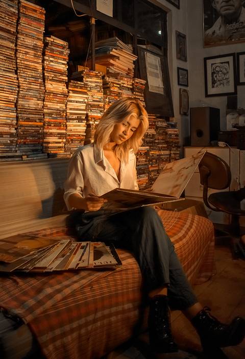 Ensaio fotografico na biblioteca e livraria com livros e discos antigos'