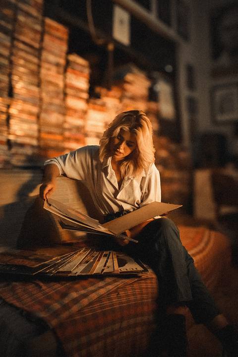 Ensaio fotografico na biblioteca e livraria com livros e discos antigos'