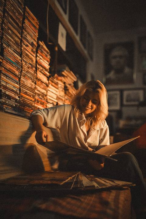 Ensaio fotografico na biblioteca e livraria com livros e discos antigos'