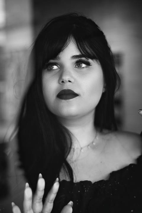 ensaio fotografico gordinha em cafeteria'