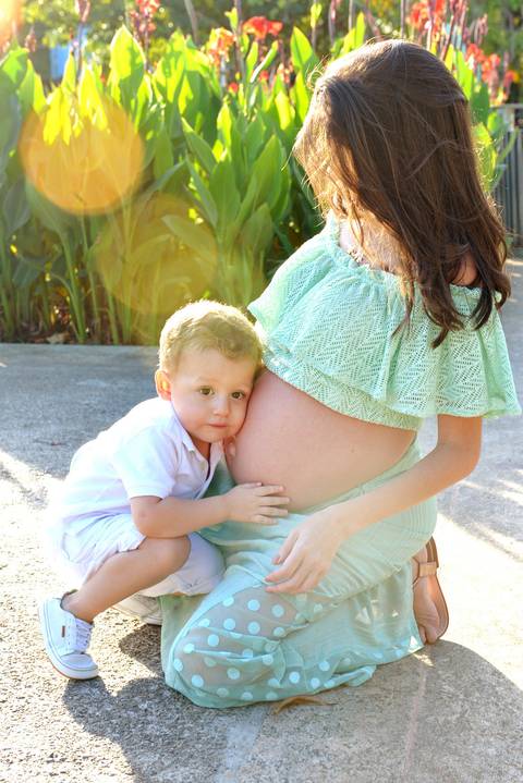 Ensaio de gestante e família em goldenhour no parque em Salvador'
