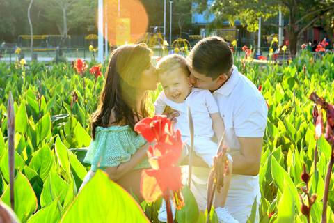 Ensaio de gestante e família em goldenhour no parque em Salvador'