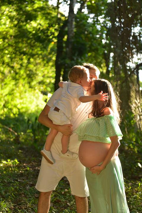 Ensaio de gestante e família em goldenhour no parque em Salvador'