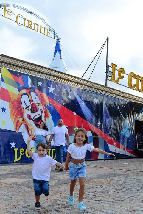 Ensaio de gestante e família no circo em Salvador'