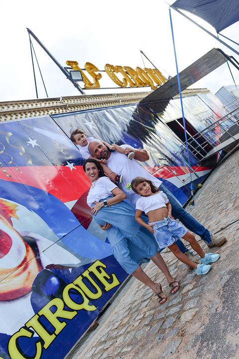 Ensaio de gestante e família no circo em Salvador'