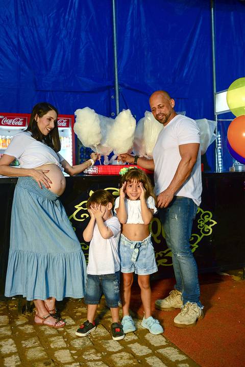 Ensaio de gestante e família no circo em Salvador'