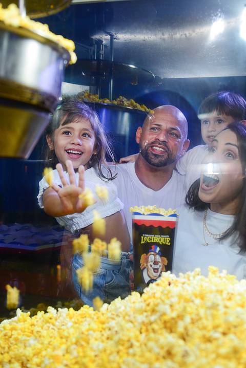 Ensaio de gestante e família no circo em Salvador'