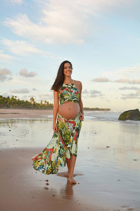 Mamãe caminhando na beira da praia'