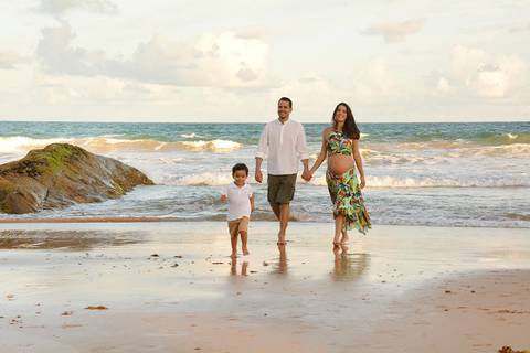 A família caminhando na praia'
