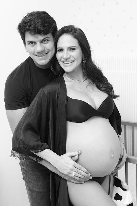 Gestante  e espsoo em foto pb'