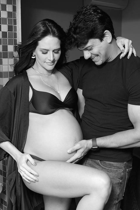 Gestante  e espsoo em foto pb'