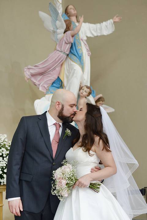 Foto em cor, beijo do casal'