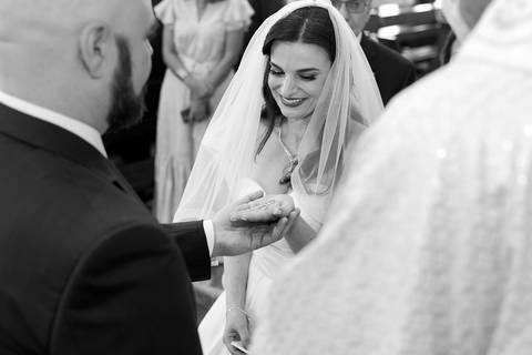 Foto em pb, noivo colocando alinaça'