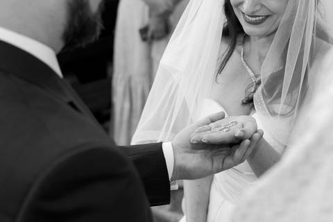 Mãos do casal com alianças'