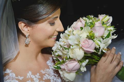 A noiva como que cheirando o buquet'