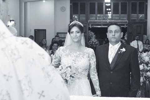 Foto em pb noivos de frente para o altar'