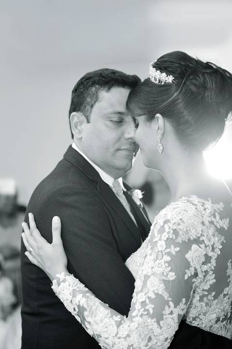 Foto em pb do casal dançando'