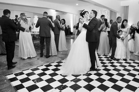 Foto emp do salão cheio de casais dançando'