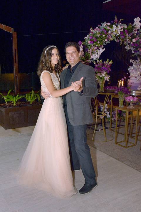 Isabella dançando com seu pai'