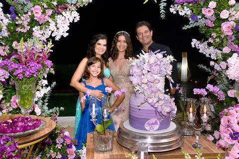 Família de Isabella 15 ao lado do bolo'