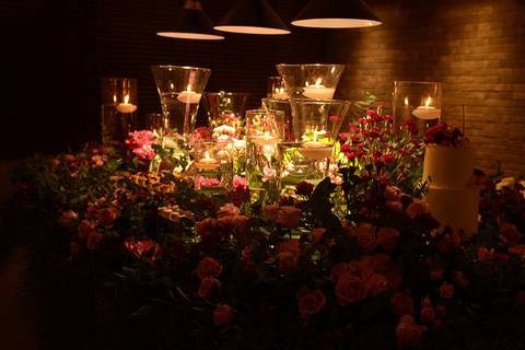 Mesa decorada à meia luz'