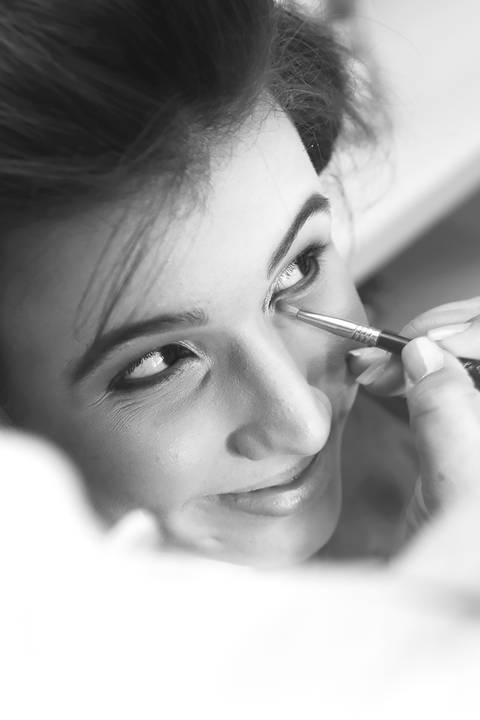 make-off preto e branco, pintando os olhos'