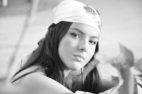 Clara de bandana em foto pb'