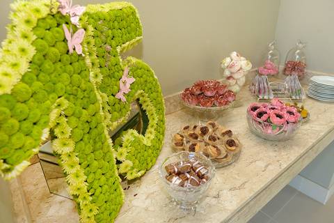 Detalhe da decoração ( 15 anos em aranjo de flores )'