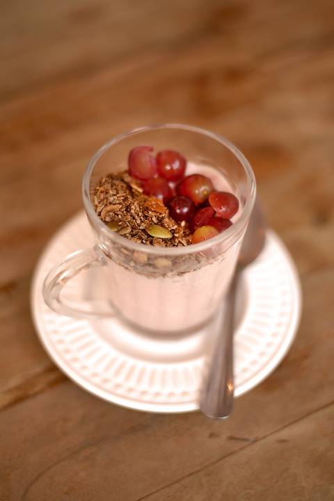 iogurte de morango natural com granola e uvas'