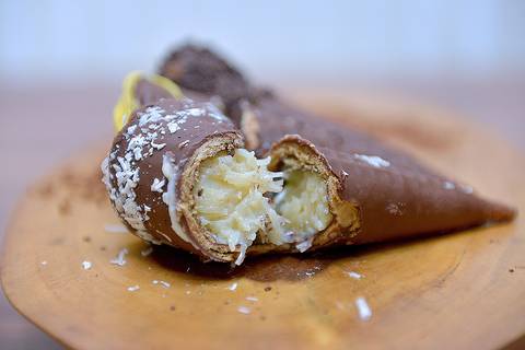 Cone trufado de maracuja e côco - Doces Delrios'