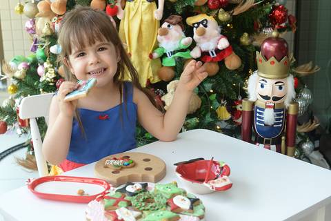 Sessão de fotos preparando os cookies do Natal em família na casa'