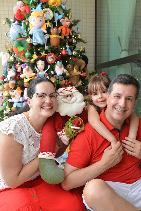 Sessão de fotos preparando os cookies do Natal em família na casa'