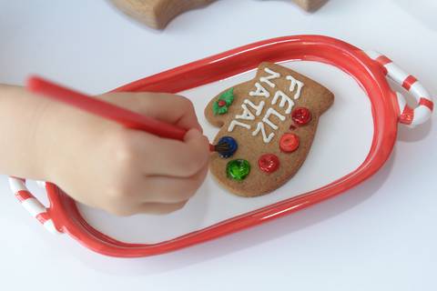 Sessão de fotos preparando os cookies do Natal em família na casa'