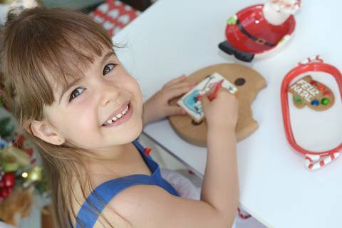 Sessão de fotos preparando os cookies do Natal em família na casa'