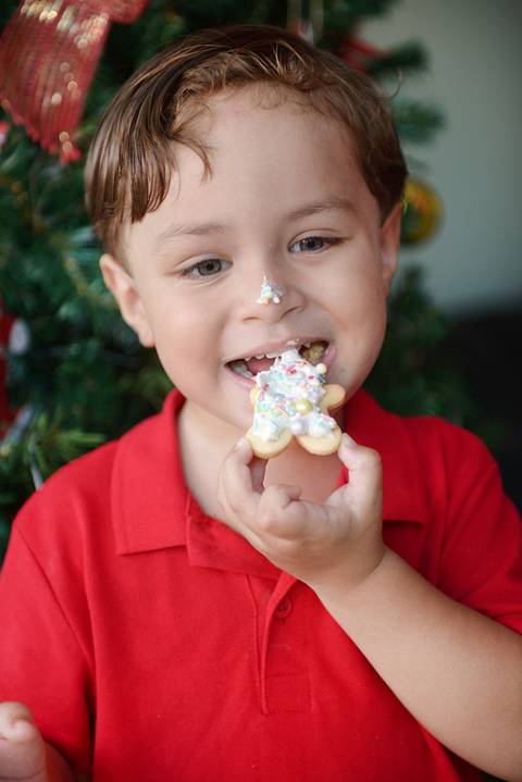Sessão de fotos preparando os cookies do Natal em família na casa'