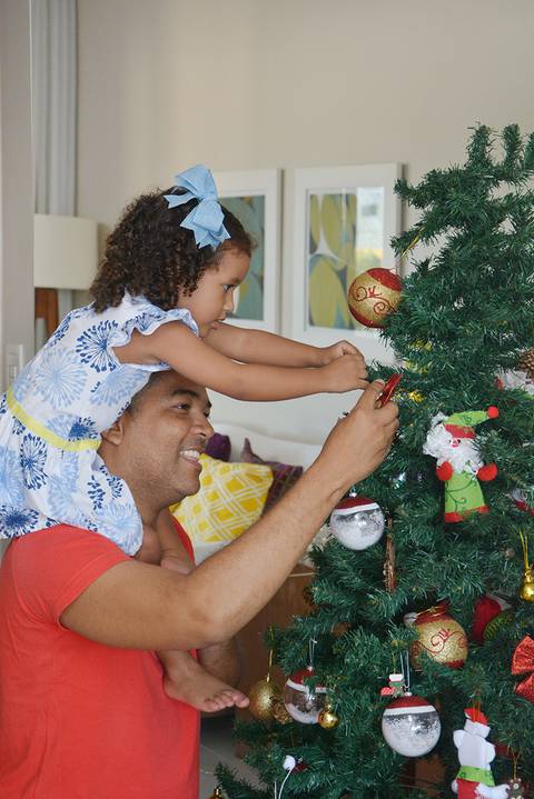 Sessão de fotos montando a árvore de Natal em sua casa'