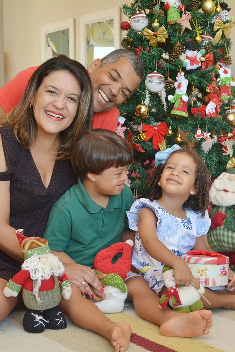 Sessão de fotos montando a árvore de Natal em sua casa'