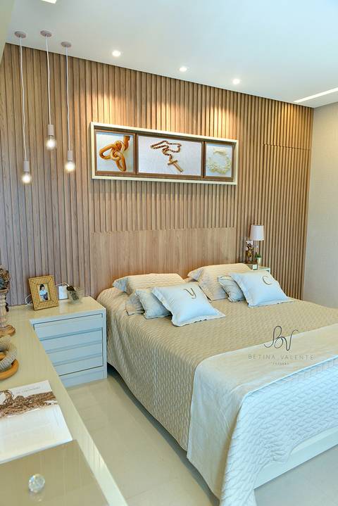 Quadros com peças da artesã Irani Rigaud em cabeceira, projeto arquiteta Mariana Rezende'