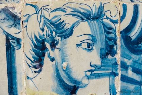 foto em cores azul e branco, azulejo português'