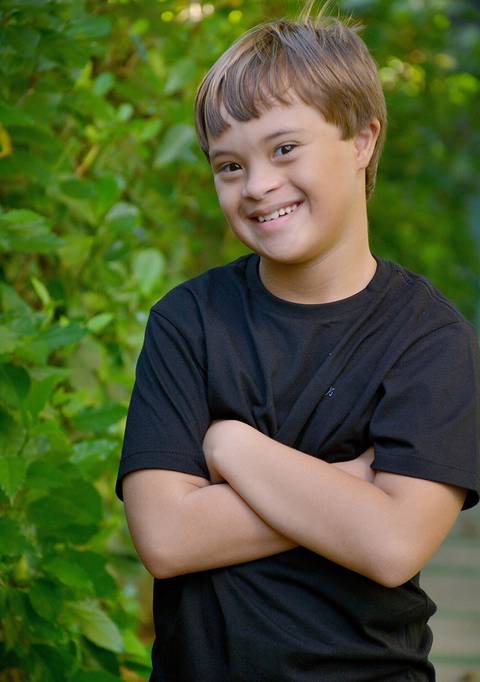 Lucas puro charme em camiseta preta básica
'