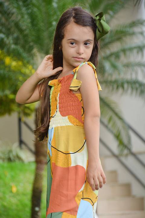 Mariaposando com a mão na nuca'