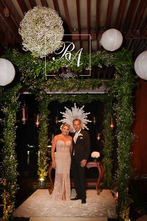 Foto em cor - casal no altar'