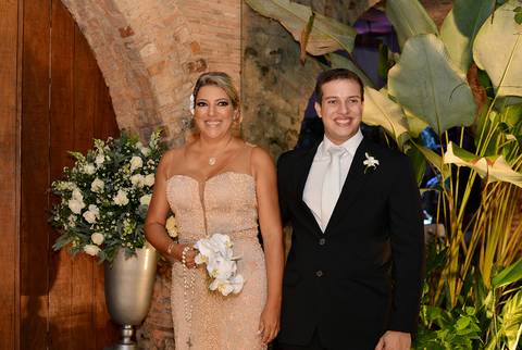 Foto em cor - mãe e filho mais velho'