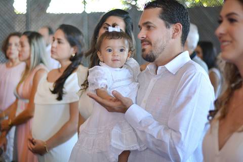 Fotográfa registra pai e filha durante seu batismo'