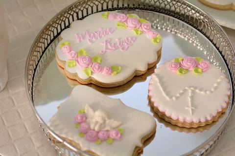 fotografia de biscoitos personalizados feitos especialmente para o batizado'