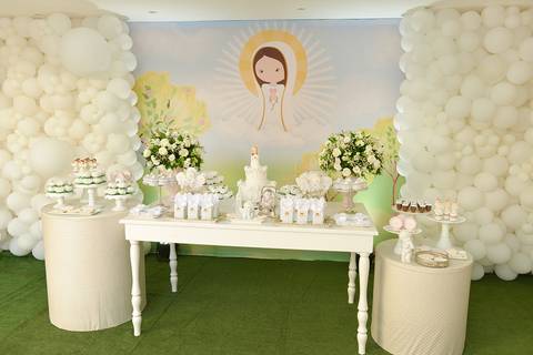 fotografia da mesa decorada para a festa do batizado'