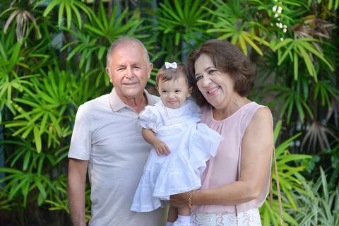 foto dos avós paternos com a criança no dia do batizado'