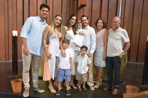 fotografia da família ao final do batizado'