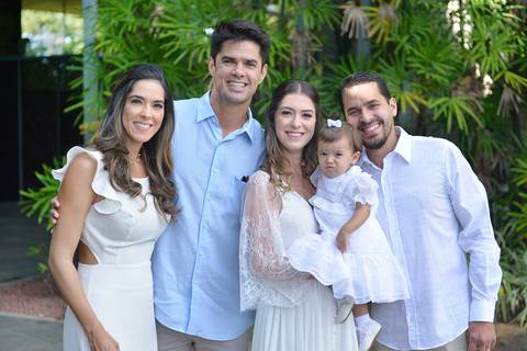 fotografia dos pais e padrinhos no pátio da capela'